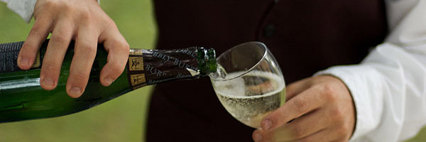 Prosecco wine pour